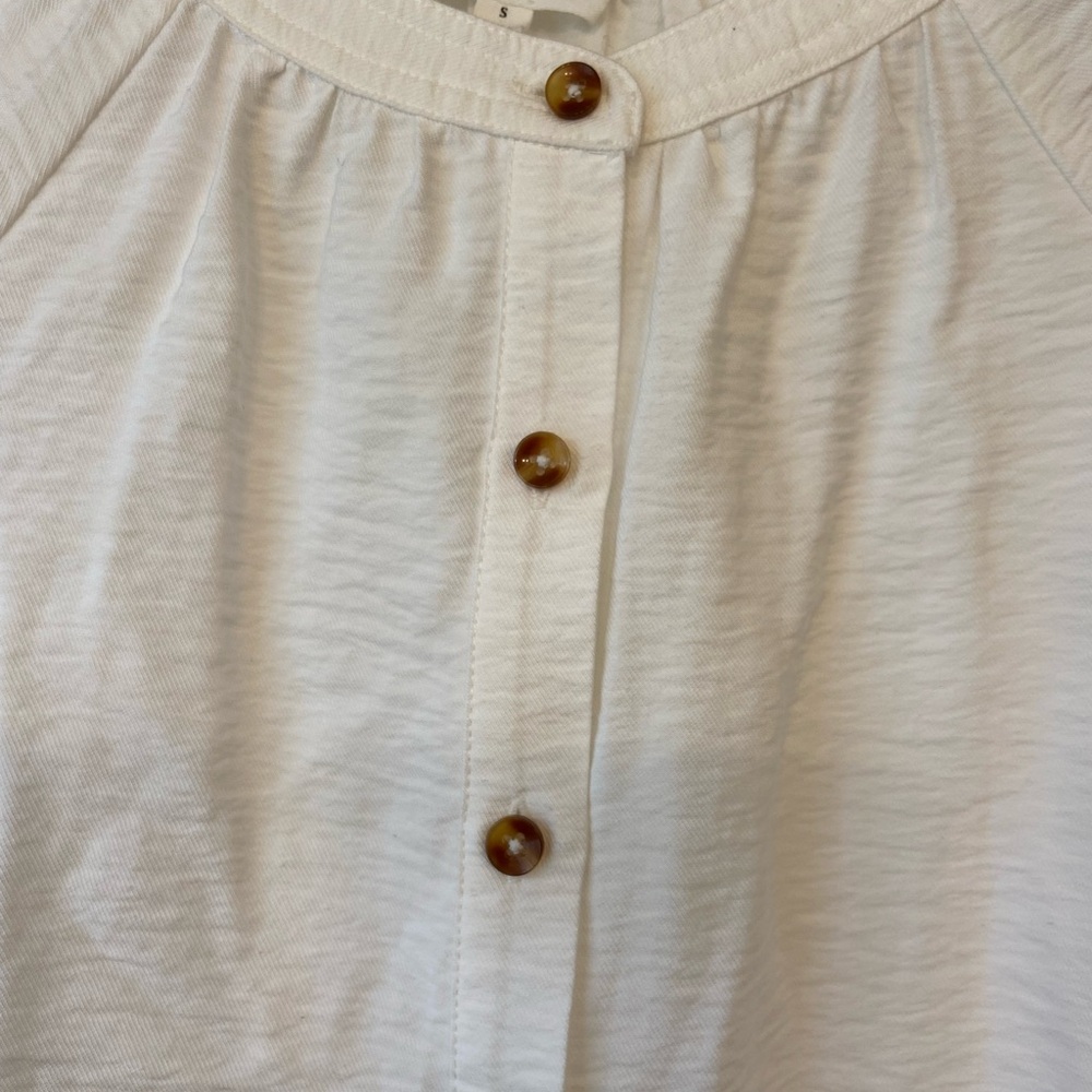 A Loves A White Crinkle Button Down Blouse - Picture 4 of 11